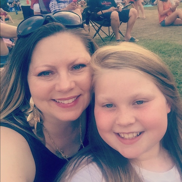 Meet your Posher, Leigh Ann - Picture 2 of 13